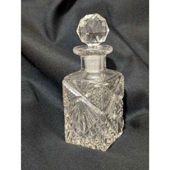 Vintage Cut Glass Perfume Bottle with Faceted Crystal Stopper – Ornate Vanity Dé - Picture 1 of 6